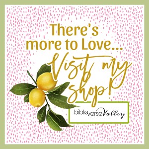 Puede incluir: Un gr&aacute;fico con un fondo rosa con lunares blancos. El texto dice "There's more to Love... Visit my shop!" con una rama de lim&oacute;n y el texto "bibleverseValley" en un cuadro.