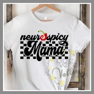 Puede incluir: Camiseta blanca con texto negro que dice "neurospicy Mama" con un gráfico de chile rojo y un fondo a cuadros blanco y negro.