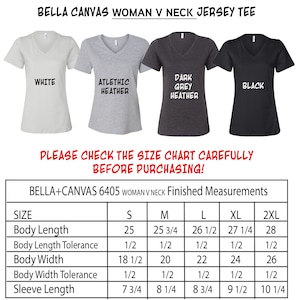 Puede incluir: Tabla de tallas para la camiseta de punto de cuello en V para mujer Bella + Canvas 6405. La tabla muestra las medidas en pulgadas para las tallas S, M, L, XL y 2XL. Las medidas incluyen la longitud del cuerpo, la tolerancia de longitud del cuerpo, el ancho del cuerpo, la tolerancia de ancho del cuerpo y la longitud de la manga.