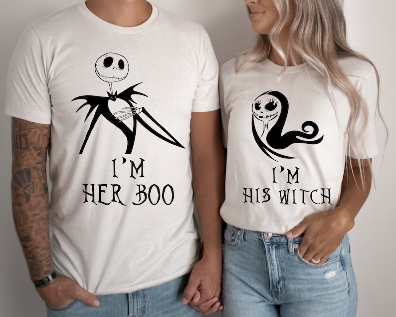 Puede incluir: Dos camisetas blancas con dise&ntilde;os gr&aacute;ficos negros. La primera camiseta presenta una ilustraci&oacute;n en blanco y negro de Jack Skellington de Pesadilla antes de Navidad con el texto "I'm Her Boo". La segunda camiseta presenta una ilustraci&oacute;n en blanco y negro de Sally de Pesadilla antes de Navidad con el texto "I'm His Witch".