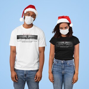 Op de afbeelding: Twee mensen dragen zwarte en witte T-shirts met een foto van Michael Jordan en een citaat. Het citaat luidt "Ik ben keer op keer en keer op keer gefaald in mijn leven en dat is de reden waarom ik succesvol ben." De mensen dragen kerstmanmutsen en gezichtsmaskers.