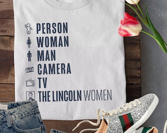 Persoon vrouw man camera tv de Lincoln vrouwen, nederlaag trump en trumpisme, het Lincoln project, vervelende vrouwen, stem biden, Biden voor president