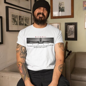 Op de afbeelding: Wit T-shirt met een zwart-witte afbeelding van Michael Jordan met de quote "Ik ben keer op keer gefaald in mijn leven en dat is de reden waarom ik succesvol ben."