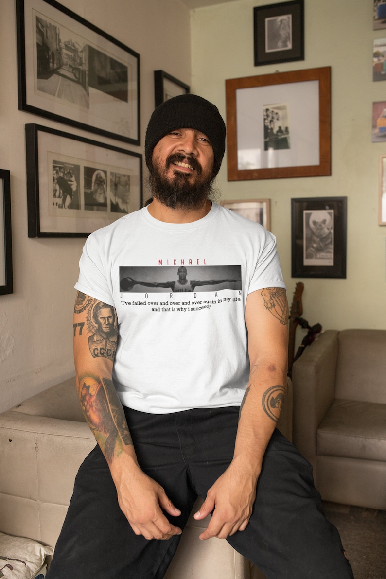 Op de afbeelding: Wit T-shirt met een zwart-witte afbeelding van Michael Jordan met de quote "Ik ben keer op keer gefaald in mijn leven en dat is de reden waarom ik succesvol ben."