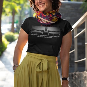 Op de afbeelding: Zwart T-shirt met een foto van Michael Jordan. De tekst op het shirt luidt: "Ik ben keer op keer gefaald in mijn leven en dat is waarom ik succesvol ben."