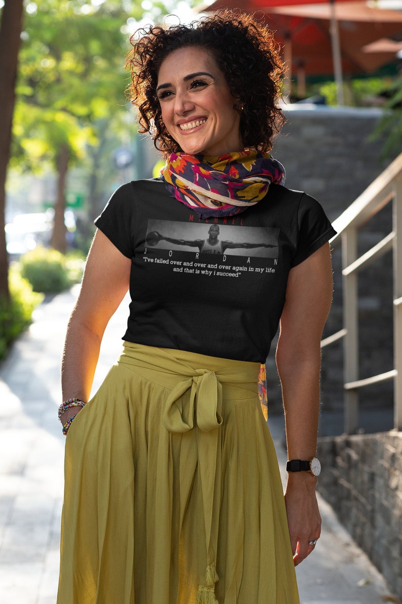 Op de afbeelding: Zwart T-shirt met een foto van Michael Jordan. De tekst op het shirt luidt: "Ik ben keer op keer gefaald in mijn leven en dat is waarom ik succesvol ben."