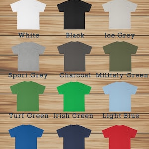 Op de afbeelding: Een selectie T-shirts in verschillende kleuren, waaronder wit, zwart, ijsgrijs, sportgrijs, antraciet, legergroen, gras groen, Iers groen, lichtblauw, koninklijkblauw, marineblauw en rood. Kies de kleur van het T-shirt.