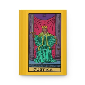 Diario de tapa dura con diseño de arcoíris del Tarot de la Justicia en mate