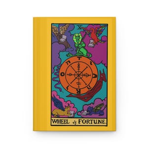 Diario de tapa dura con diseño de carta del tarot de la Rueda de la Fortuna y arcoíris