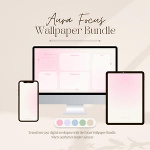 Puede incluir: Maqueta de producto digital con ordenador, tableta y smartphone, todos mostrando un fondo de pantalla degradado rosa y blanco. El texto "Aura Focus Wallpaper Bundle" está en la parte superior. Debajo, muestras de color y el texto: "Transforma tu espacio de trabajo digital."