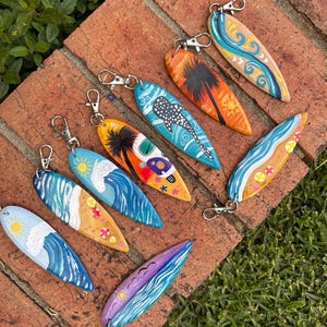 Wooden Surfboard Keyring – Handmade Surfboard Keychain, Beach-Inspired Keychain, Custom Surf Keyring, Unique Gift for Surf Lovers