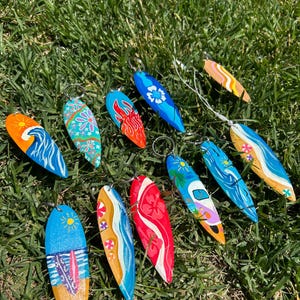 Wooden Surfboard Keyring – Handmade Surfboard Keychain, Beach-Inspired Keychain, Custom Surf Keyring, Unique Gift for Surf Lovers