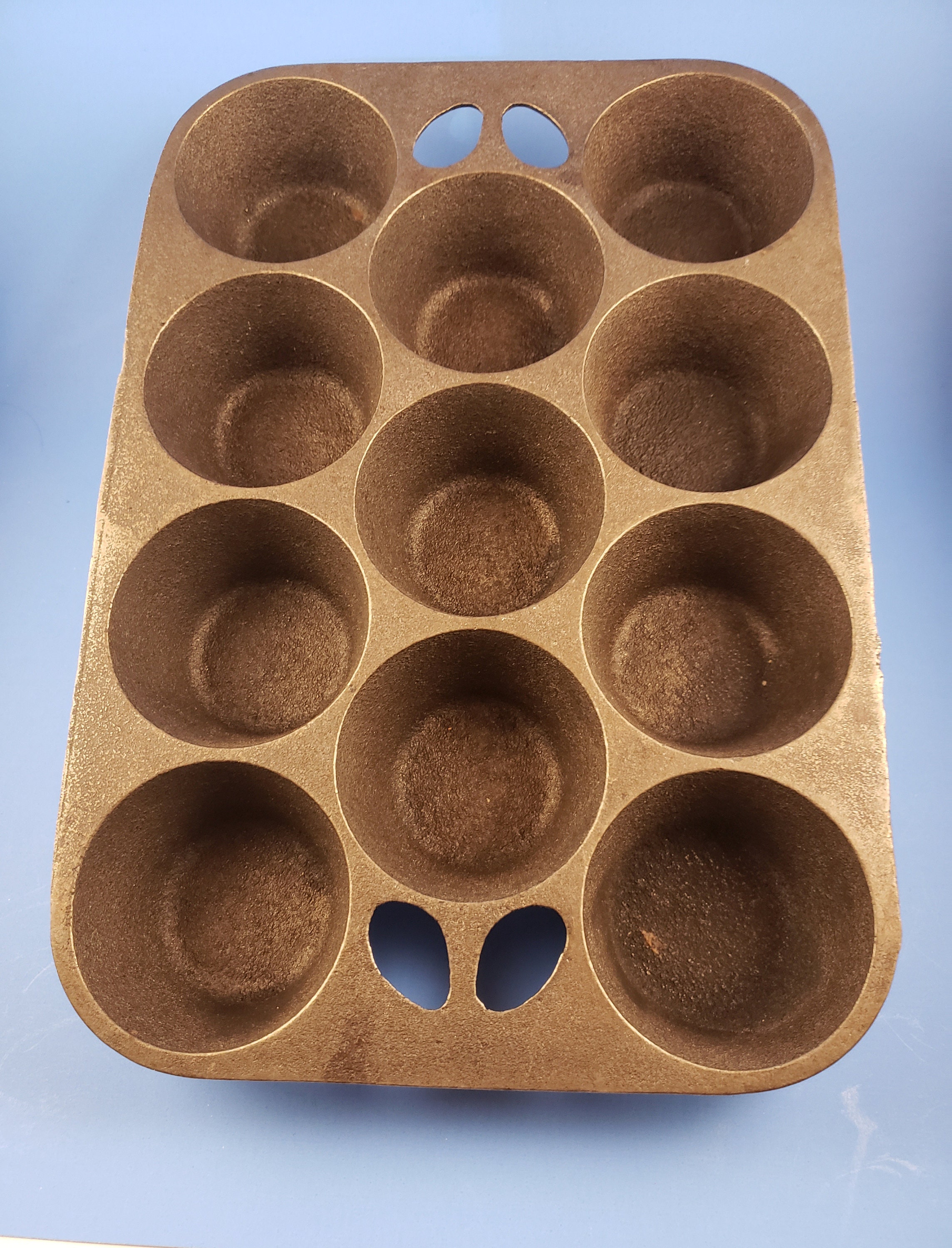 Beautiful vintage cast iron muffin pan. Made is USA marked on Etsy