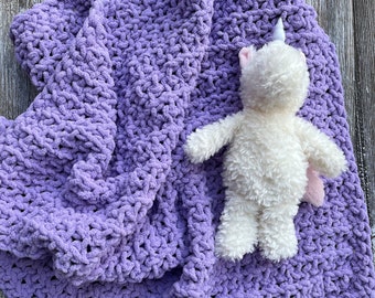 Handgefertigte gehäkelte Babydecke für Mädchen – Lila