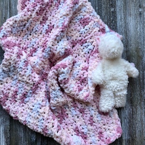 Couverture de bébé au crochet fait main pour fille - rose clair, rose et blanc