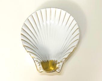 Vintage white ceramic shell trinket/ring/soap dish. Gold gilt beachy cottage coastal