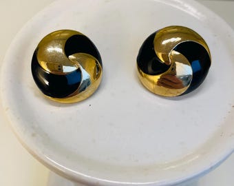 Vintage black/gold tone swirl clip on earrings. Mod. 80's 90's. Unsigned