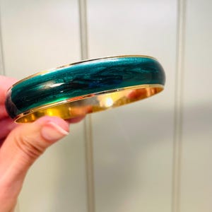 Vintage marbled enamel green/gold tone Avon bangle bracelet. stackable.