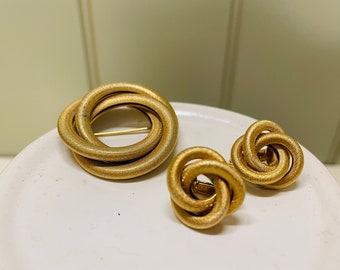 Vintage gold tone Sarah Coventry clip on knot earrings and brooch/pin. Signed. Costume estate jewelry classic preppy elegant 80's