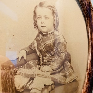 Antique Cartes de Visite/cabinet card burlwood framed photo of Victorian toddler girl. Rare find! Amazing condition. old photos/portraits