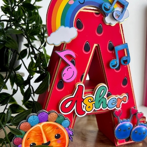Lettres 3D sensorielles Hey Bear - Décoration sensorielle Hey Bear - Lettre ou chiffre 3D Hey Bear - Centre de table sensorielle Hey Bear pour bébé - Décoration de gâteau