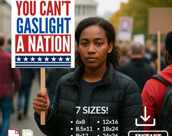 以下が含まれることがあります： 「You Can't Gaslight A Nation」と書かれた看板を持った人がいます。看板の上下には星が描かれています。看板は赤、白、青です。その人は黒いジャケットを着ています。看板は7つのサイズで販売されています。6x8、8.5x11、9x12、11x14、12x16、18x24、24x36です。看板には「インスタントダウンロード」という文字も書かれています。