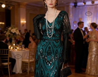 Puede incluir: Un vestido de noche largo, verde azulado, con adornos de lentejuelas negras. El vestido presenta un escote en V, mangas cortas y un cinturón de cuentas. La mujer lleva guantes largos negros, un collar de perlas y un pequeño bolso negro. El escenario parece un evento formal.
