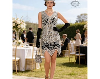 Könnte beinhalten: Schwarzes und silbernes Flapper-Kleid mit Perlenbesatz und geometrischem Design. Das ärmellose Kleid hat einen V-Ausschnitt und einen gewellten Saum. Das Model trägt schwarze Handschuhe, ein Perlenstirnband und hält eine kleine Perlenhandtasche. Perfekt für eine Vintage-Party.