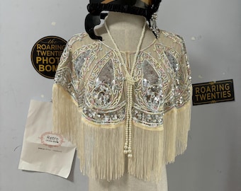 Capa con cuentas y lentejuelas de los años 20: un estilo Art Déco para envolverte en la fiesta de los años 20