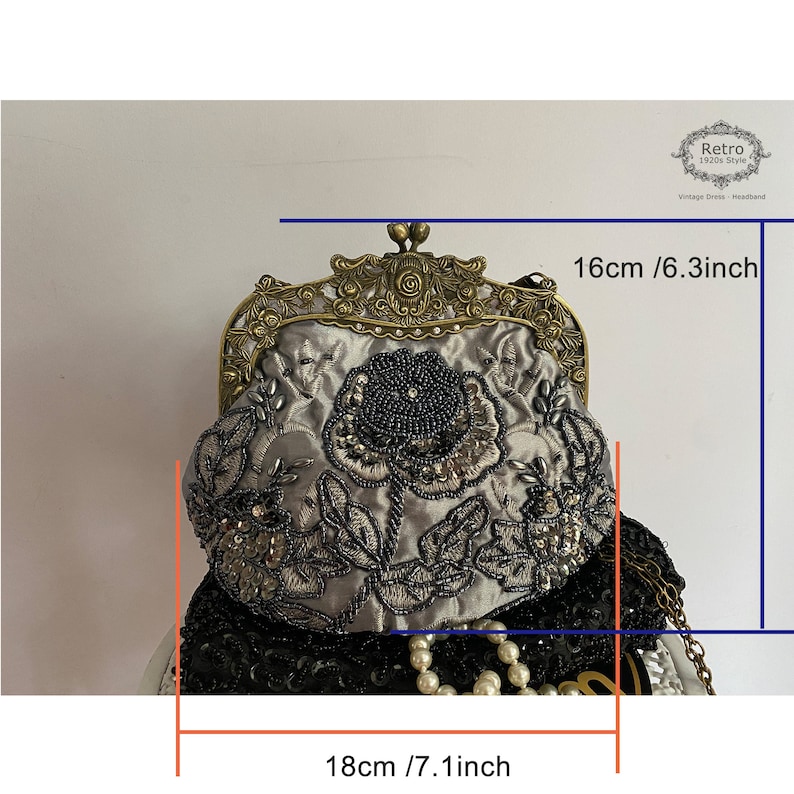 Pu&ograve; includere: Una pochette in satin argento con cornice in metallo dorato e ricamo floreale perlato. La pochette misura 16 cm di altezza e 18 cm di larghezza.