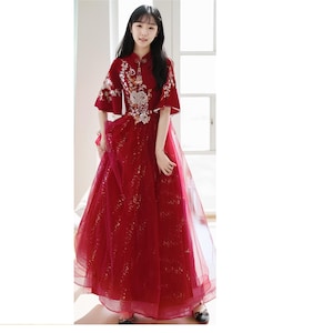 赤いウェディング チャイナドレス、刺繍入り花柄ブライダル ドレス、ブライダル ガウン、中国のウェディング ドレス、赤いチャイナドレス、刺繍入りブライダル ドレス、プロム ガウン
