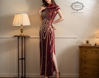 Peut inclure: Une femme portant une robe de sequins rouge et or avec un col montant et des manches courtes. La robe a un corsage ajusté et une jupe fluide avec une fente sur le côté. La femme est debout dans une pièce avec une lampe et une commode en arrière-plan. Le texte "Retro 1920s Style" est visible dans le coin supérieur droit de l'image.