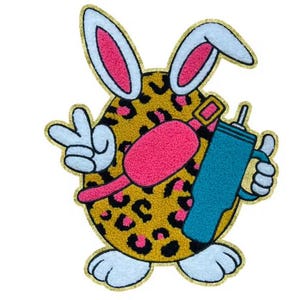 Könnte beinhalten: Ein Plüsch-Kaninchen mit einem Leopardenmuster-Körper, rosa Ohren und einer blauen und weißen Wasserflasche. Das Kaninchen hält die Wasserflasche in seiner rechten Hand und zeigt mit seiner linken Hand ein Peace-Zeichen.