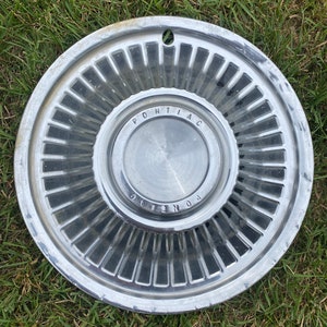 Vintage Pontiac Hubcap Rim Wheel Cover Rare Collectable Man Cave wall Hanging