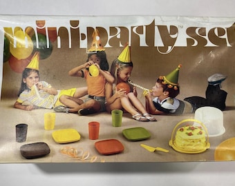 Reduced**free Shipping**tupperware Childrens Luncheon Servit Set