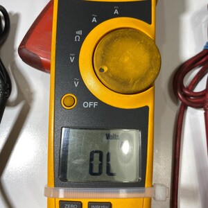 Pu&ograve; includere: Un multimetro a pinza Fluke 336 giallo e nero dotato di una manopola centrale per selezionare le modalit&agrave; di misurazione elettrica, uno schermo LCD digitale che mostra OL e pulsanti etichettati ZERO e INRUSH, con puntali rosso e nero.