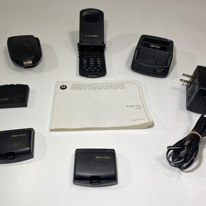 Lote de teléfono plegable Motorola StarTAC con base de carga, baterías, manual y estuche. Sin probar. Para repuestos. imagen 5