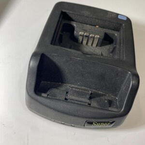 Lote de teléfono plegable Motorola StarTAC con base de carga, baterías, manual y estuche. Sin probar. Para repuestos. imagen 7