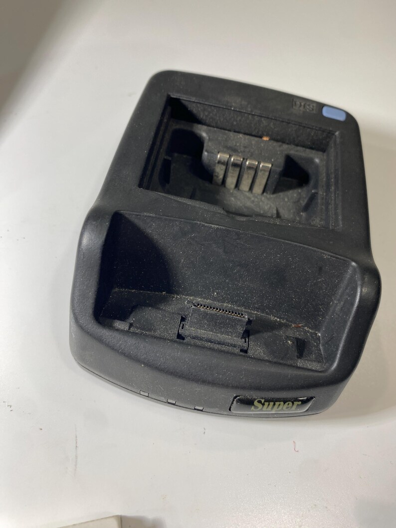 Lote de teléfono plegable Motorola StarTAC con base de carga, baterías, manual y estuche. Sin probar. Para repuestos. imagen 7