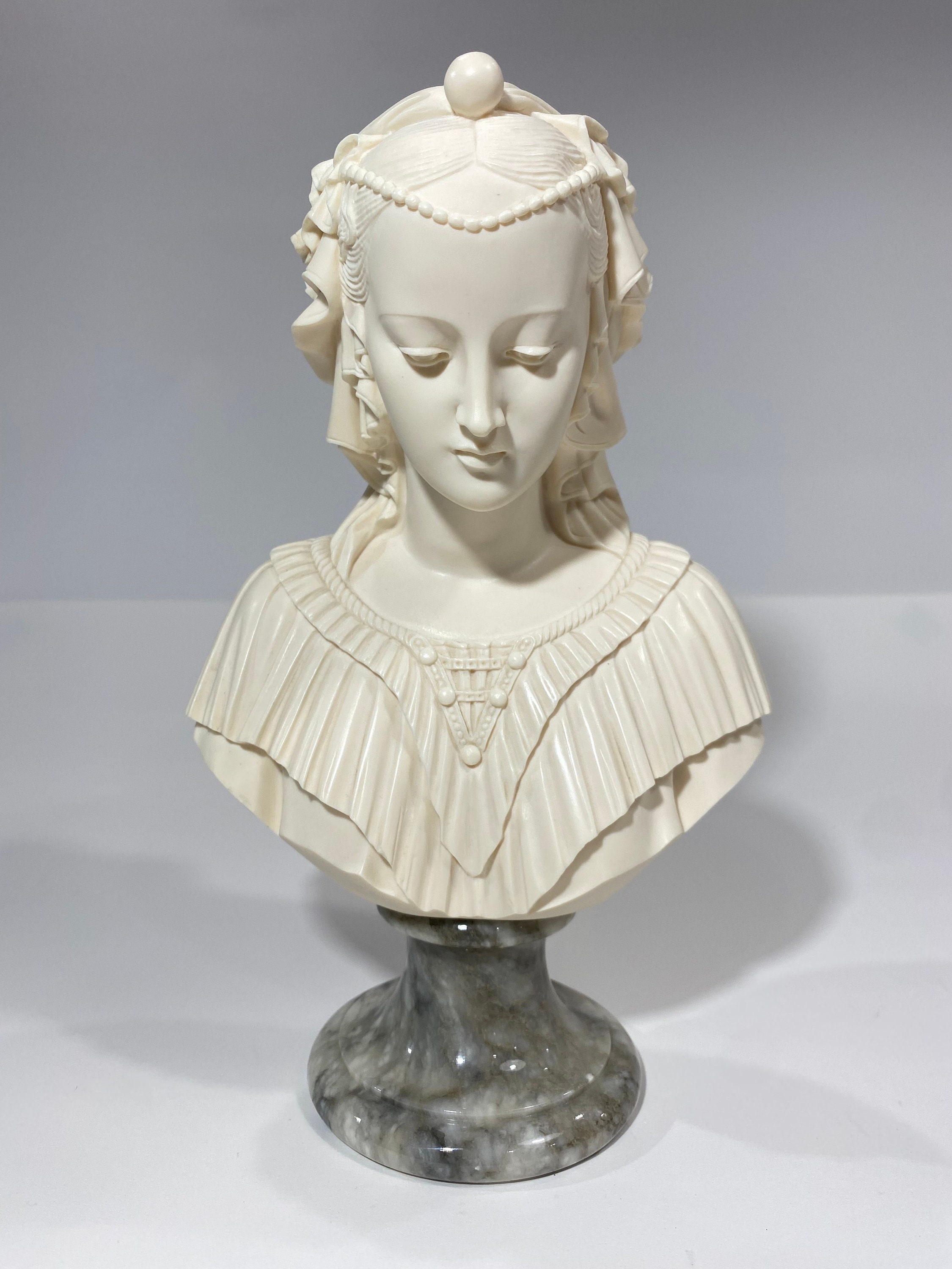 A. del. PERUGIA : Danseuse orientale. Sculpture en albâtre, sig - Hôtel