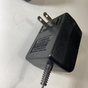 Lote de teléfono plegable Motorola StarTAC con base de carga, baterías, manual y estuche. Sin probar. Para repuestos. imagen 9