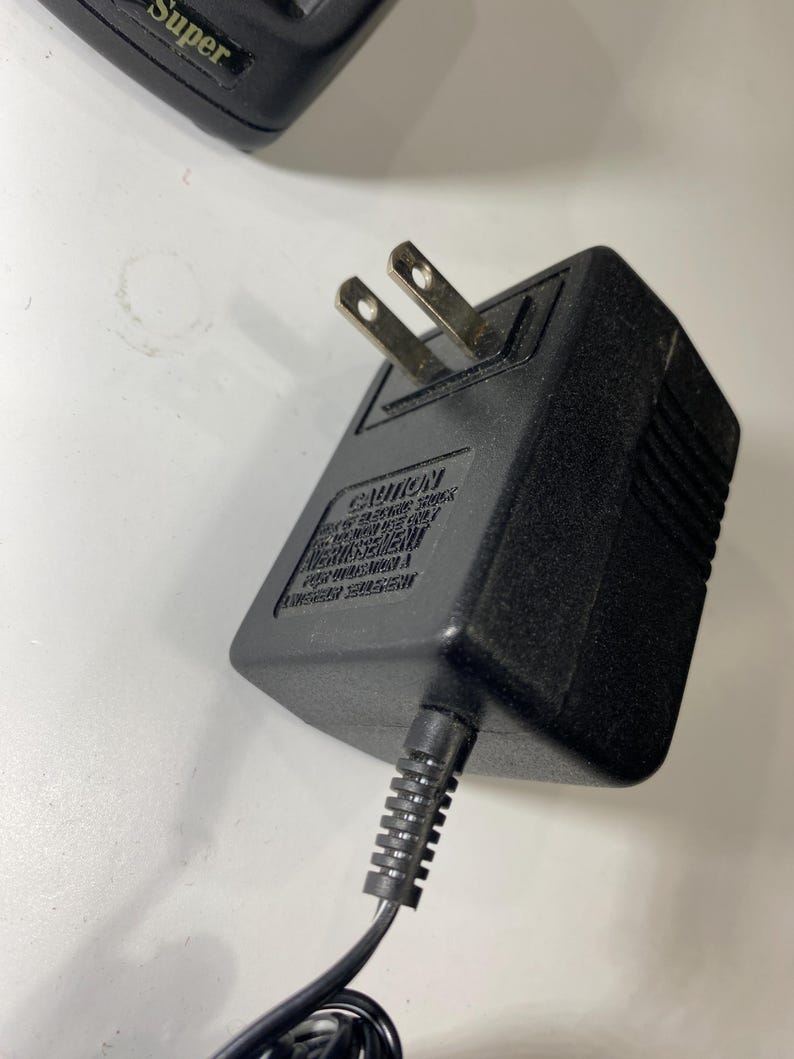 Lote de teléfono plegable Motorola StarTAC con base de carga, baterías, manual y estuche. Sin probar. Para repuestos. imagen 9