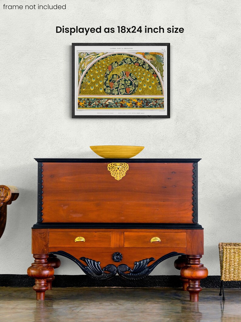 Puede incluir: Una ilustraci&oacute;n vintage de un dise&ntilde;o de pavo real con una combinaci&oacute;n de colores verde, amarillo y marr&oacute;n. La ilustraci&oacute;n est&aacute; enmarcada y se muestra en una pared sobre un cofre de madera con dos cajones. El cofre tiene una base negra y detalles dorados.