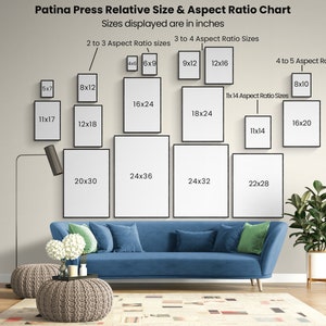 Puede incluir: Un gr&aacute;fico que muestra diferentes tama&ntilde;os de impresiones de arte en pulgadas, con un ambiente de sala de estar en el fondo. El gr&aacute;fico se titula "Patina Press Relative Size & Aspect Ratio Chart".