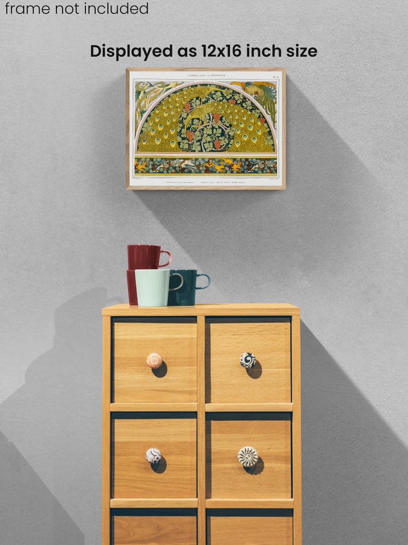 Puede incluir: Una ilustraci&oacute;n bot&aacute;nica vintage de un pavo real con un dise&ntilde;o verde y amarillo. La impresi&oacute;n est&aacute; enmarcada y se muestra en una pared sobre una c&oacute;moda de madera con cajones.