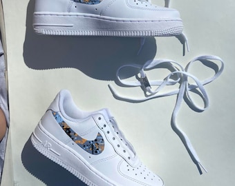 Custom Nike Air Force 1s mit Paint Splatter Swoosh