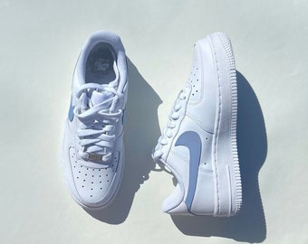 Custom Nike Air Force 1s mit blauem Swoosh