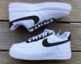 Custom Nike Air Force 1s mit schwarzen Details