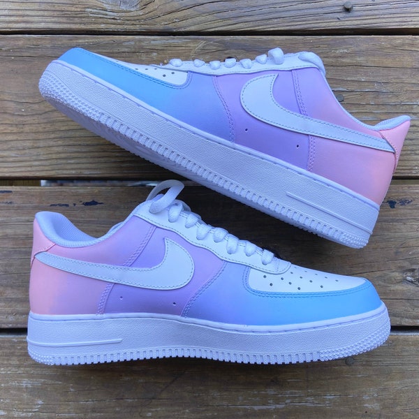 Aangepaste Nike Air Force 1s voor dames met roze, lavendel en lichtblauwe Ombré