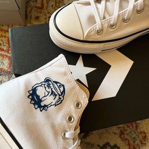 Maßgeschneiderte High-Top-Plateau-Converse mit College-Thema